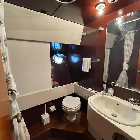 Wonderful Yatch To Rent At Tenerif South Båthotell
